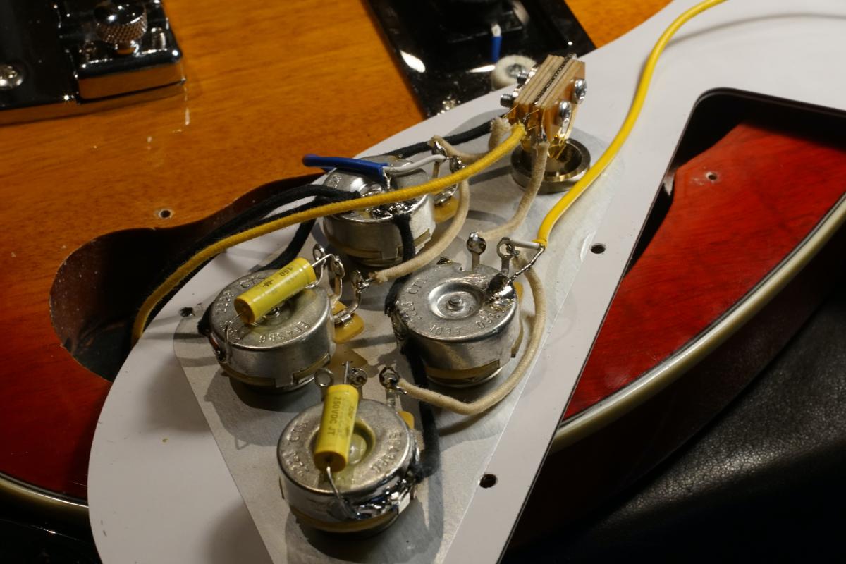 Optimiser le Son : La Rénovation Électronique de Votre Guitare Électrique.