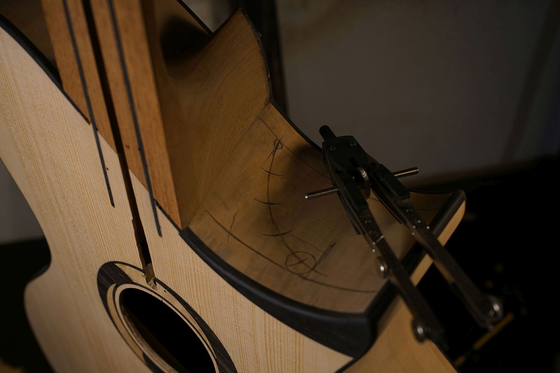 Photos fabrication :  #40 - Raoul Binot - 7 cordes | Folk Folk création